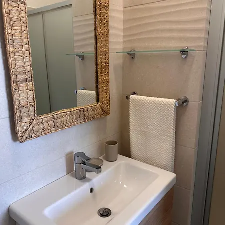Belvedere Rooms Con Piscina - Le Grotte Rooms And Apartments Homestay